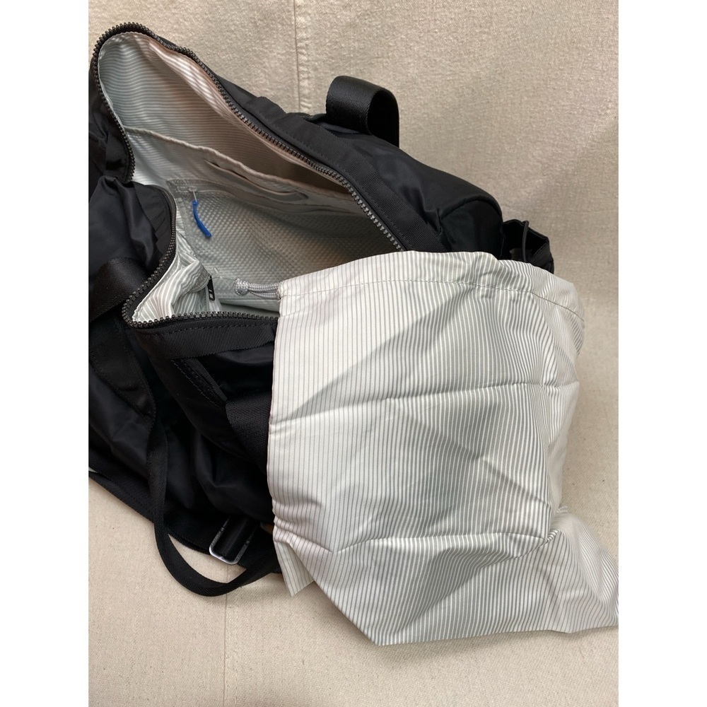 Lululemon Extra Mile Duffle Black - Picture 10 of 16